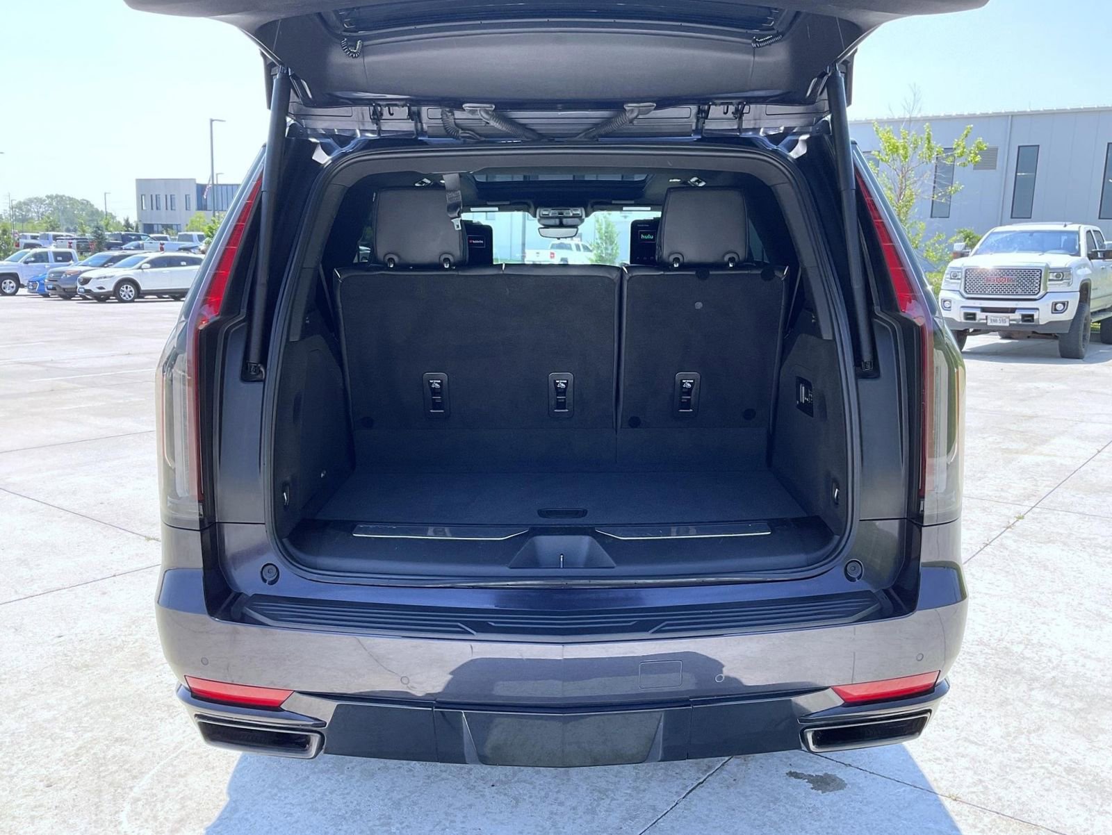 Used 2023 Cadillac Escalade Sport w/ LPO, ONYX Package image 24