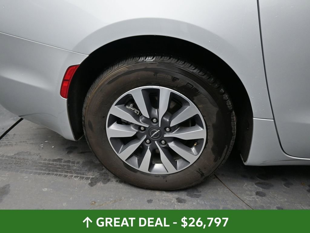 Used 2024 Chrysler Pacifica Select image 19