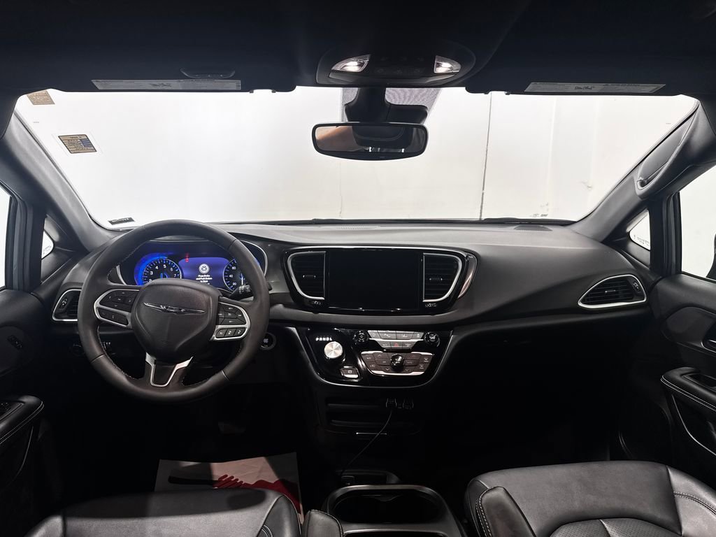 Used 2025 Chrysler Pacifica Select FWD image 2