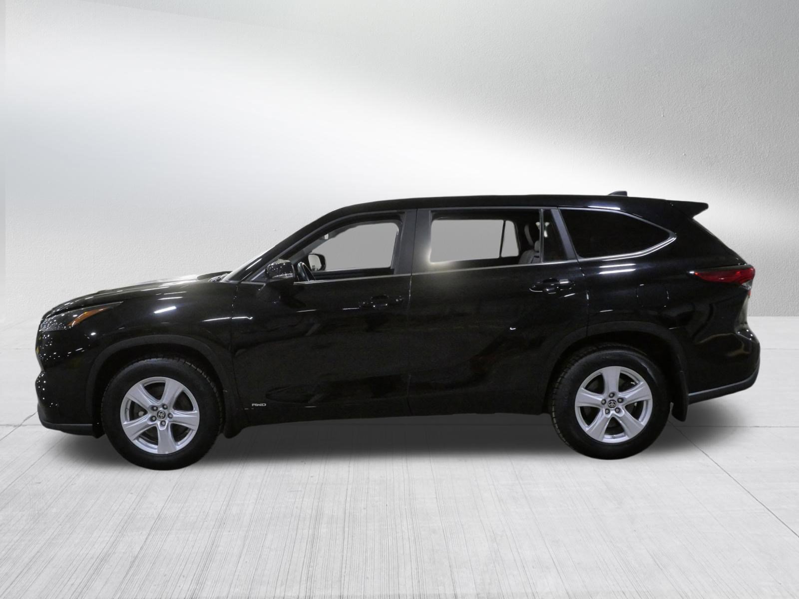 Used 2023 Toyota Highlander LE AWD/4WD image 4