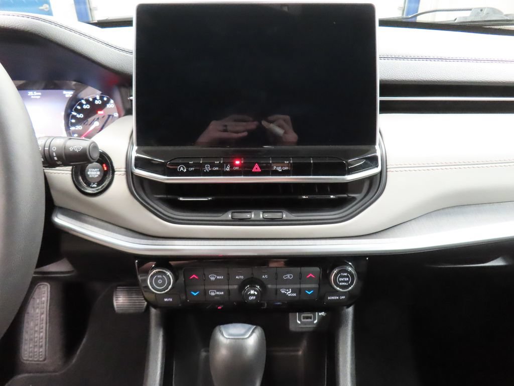 Used 2025 Jeep Compass Limited AWD/4WD image 17