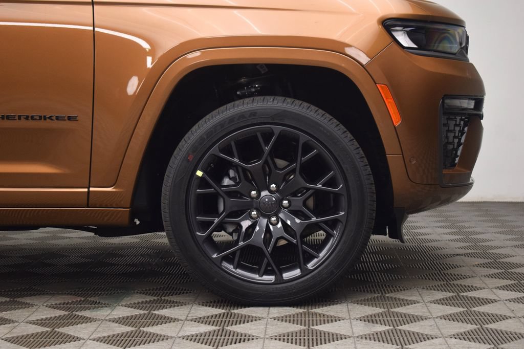 New 2026 Jeep Grand Cherokee Summit w/ Obsidian Package AWD/4WD image 6