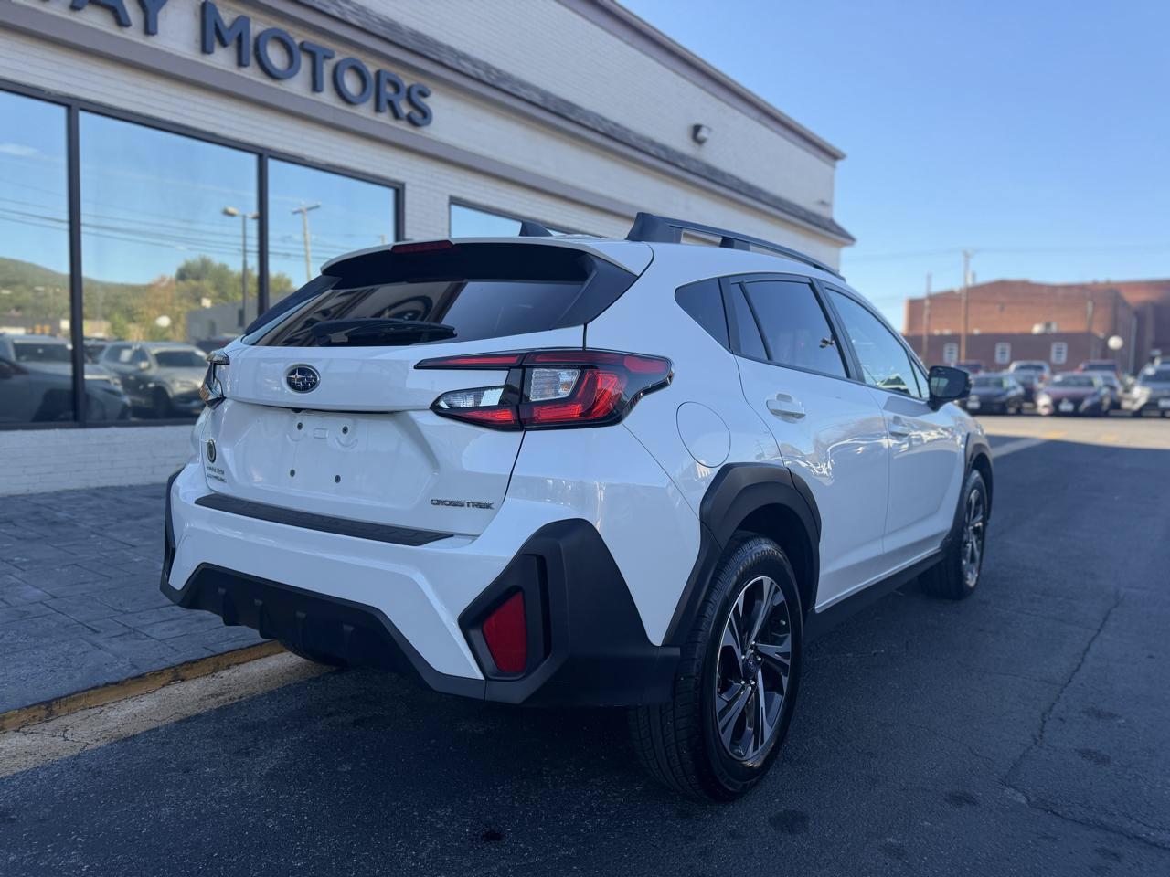 Used 2024 Subaru Crosstrek 2.0i Premium w/ Crosstrek Mirror Package AWD/4WD image 3