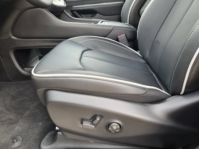 New 2026 Chrysler Pacifica Limited w/ Uconnect Theater Family Group FWD image 20