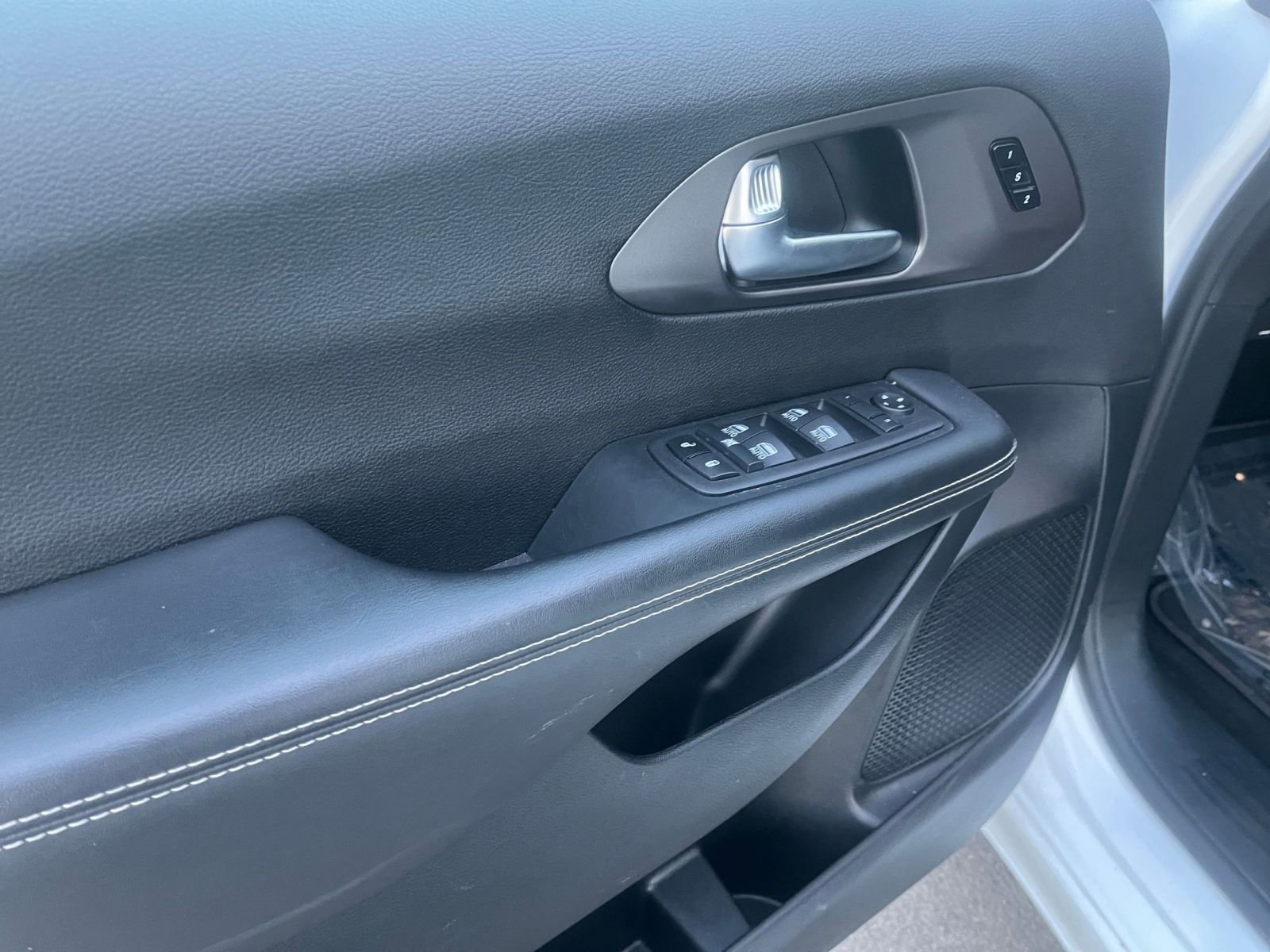 Used 2025 Chrysler Pacifica Select image 18