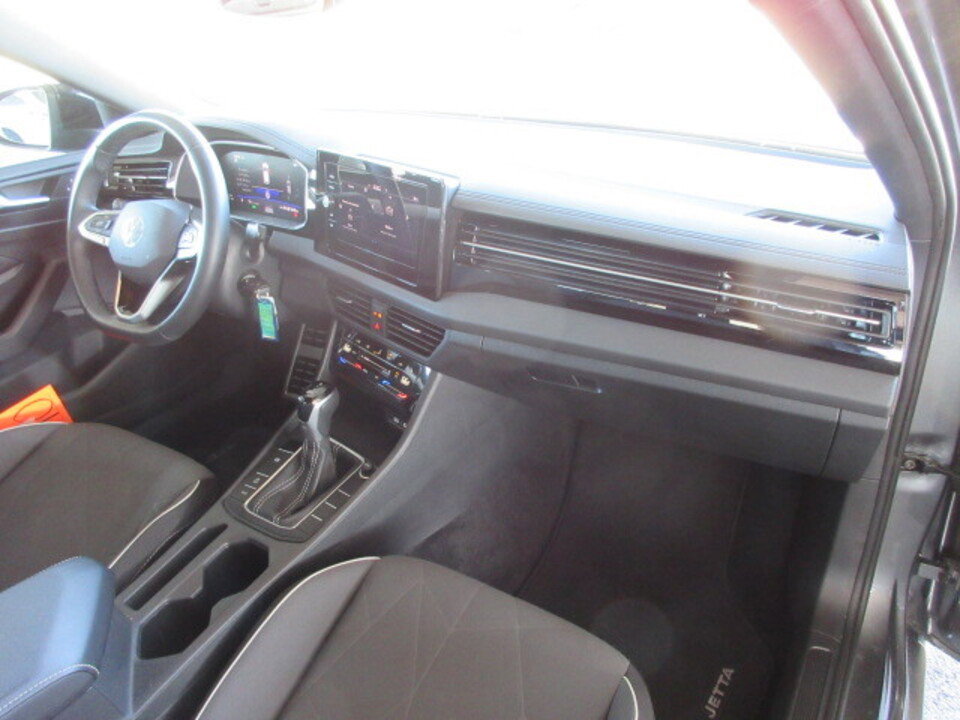Used 2025 Volkswagen Jetta Sport image 28