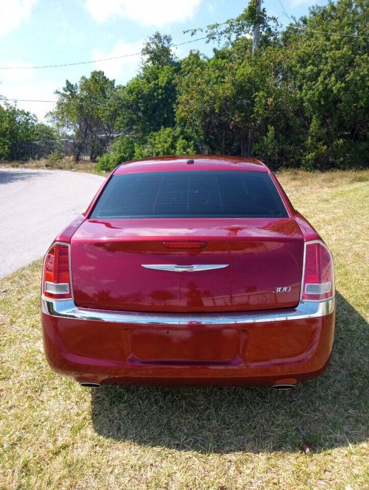 Used 2013 Chrysler 300 RWD image 5
