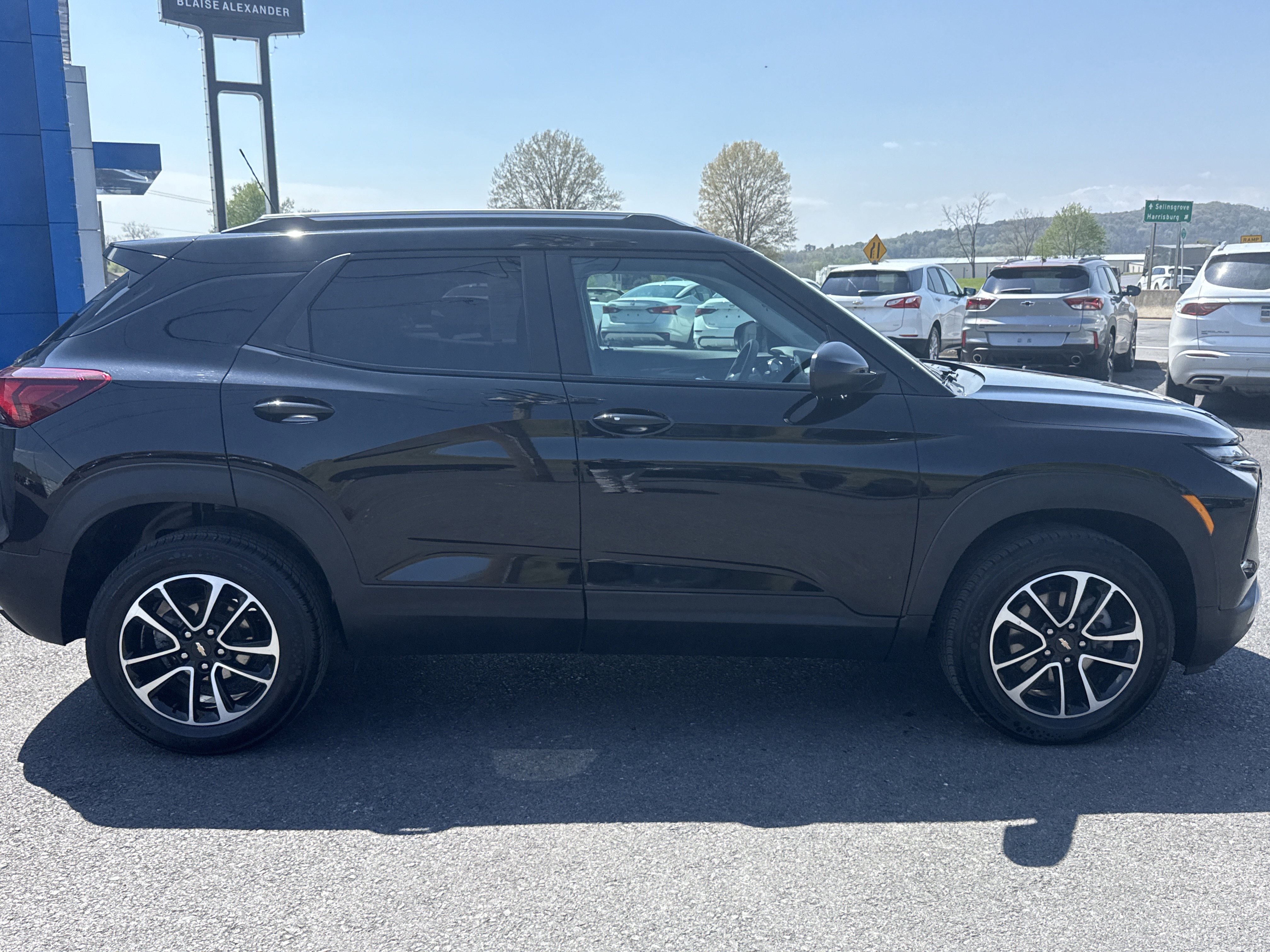 Used 2025 Chevrolet TrailBlazer LT AWD/4WD image 2
