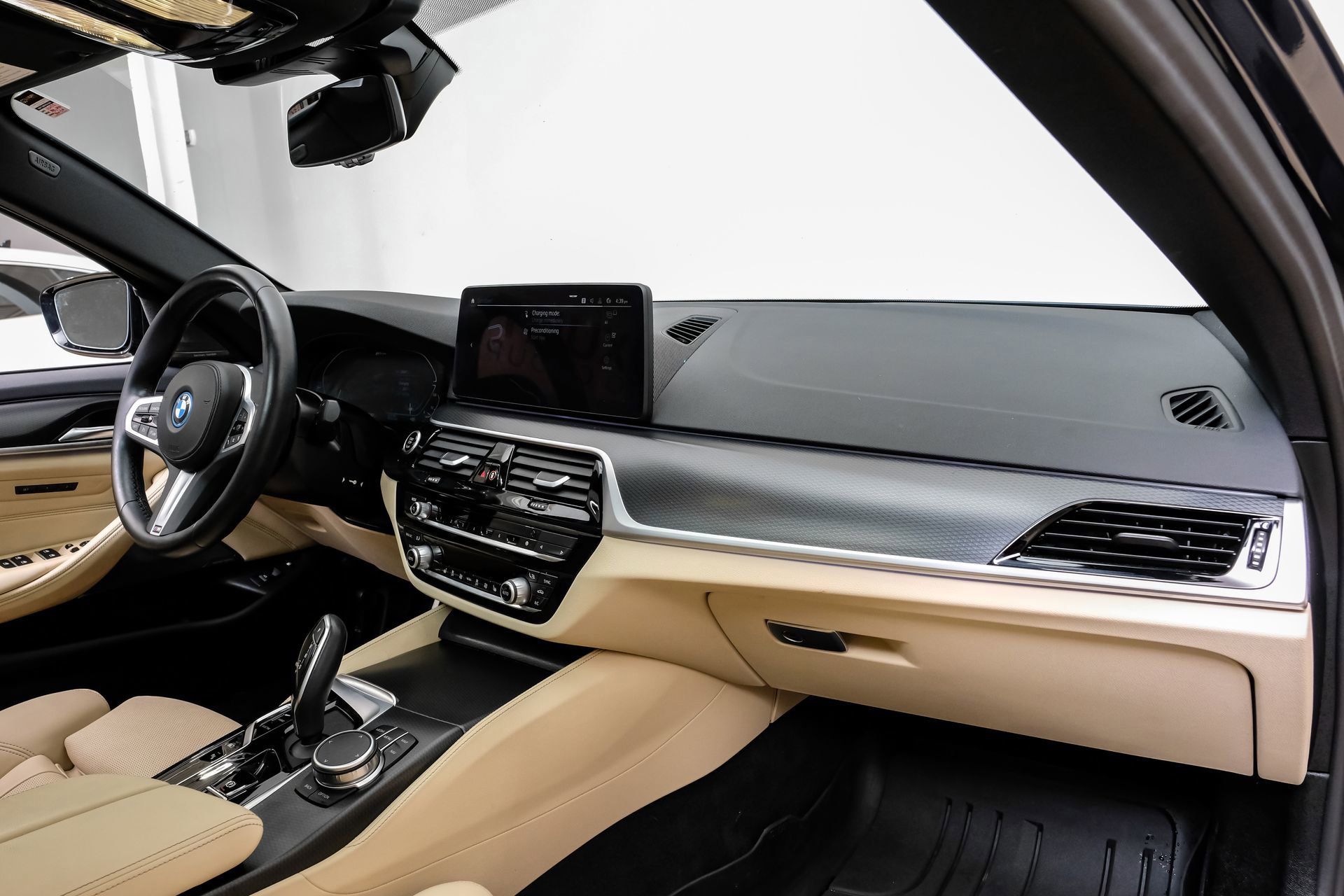 Used 2023 BMW 530e w/ M Sport Package image 17