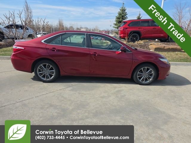 Used 2015 Toyota Camry SE w/ Moonroof Package image 2
