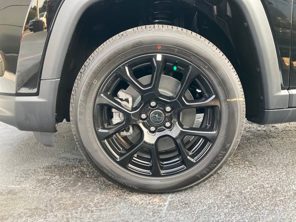 New 2025 Jeep Compass Latitude w/ Sun & Sound Group AWD/4WD image 17
