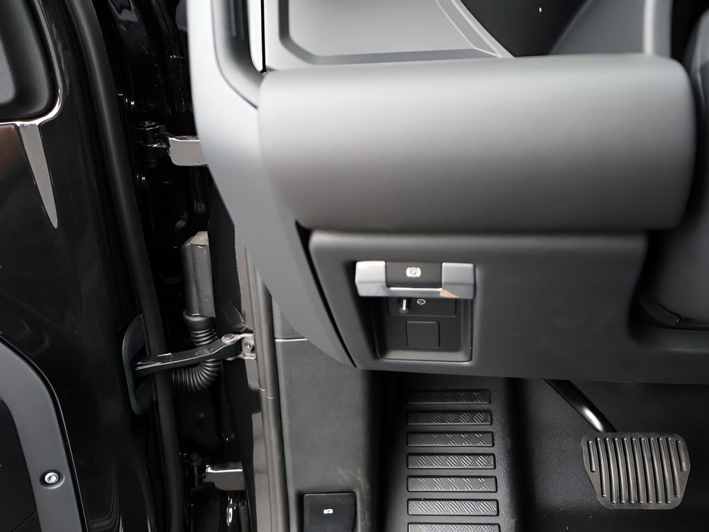 New 2026 Land Rover Defender 110 X-Dynamic SE AWD/4WD image 32