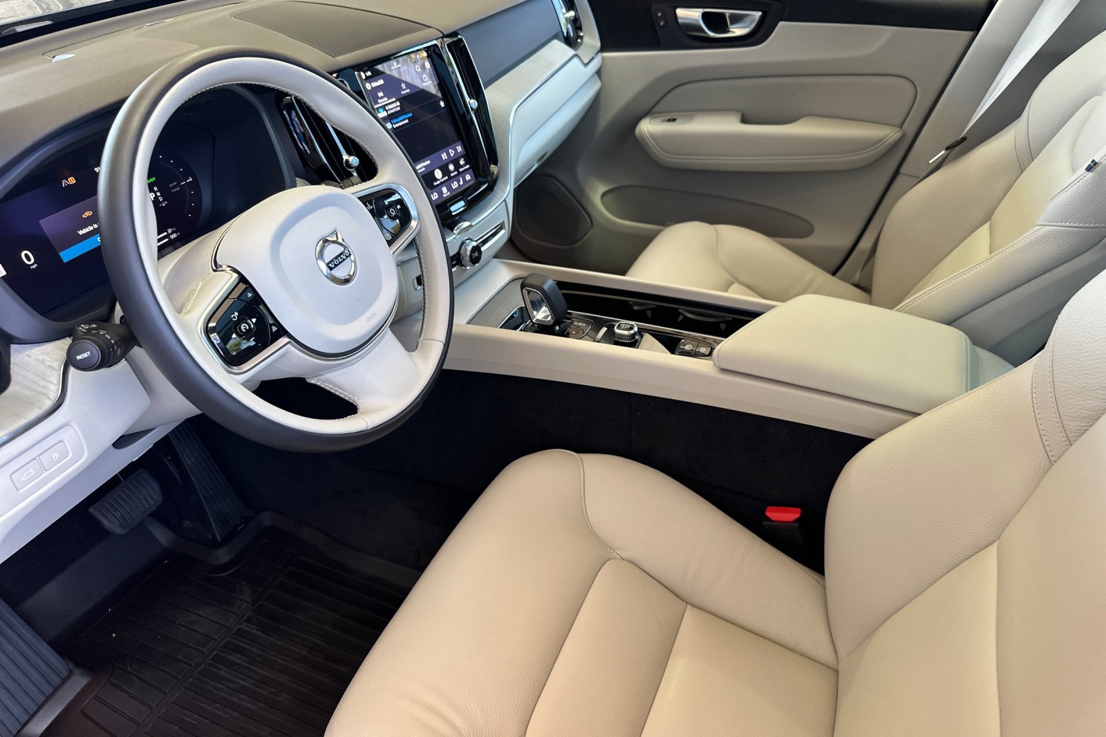 Certified 2024 Volvo XC60 T8 Plus w/ Protection Package Premier AWD/4WD image 11