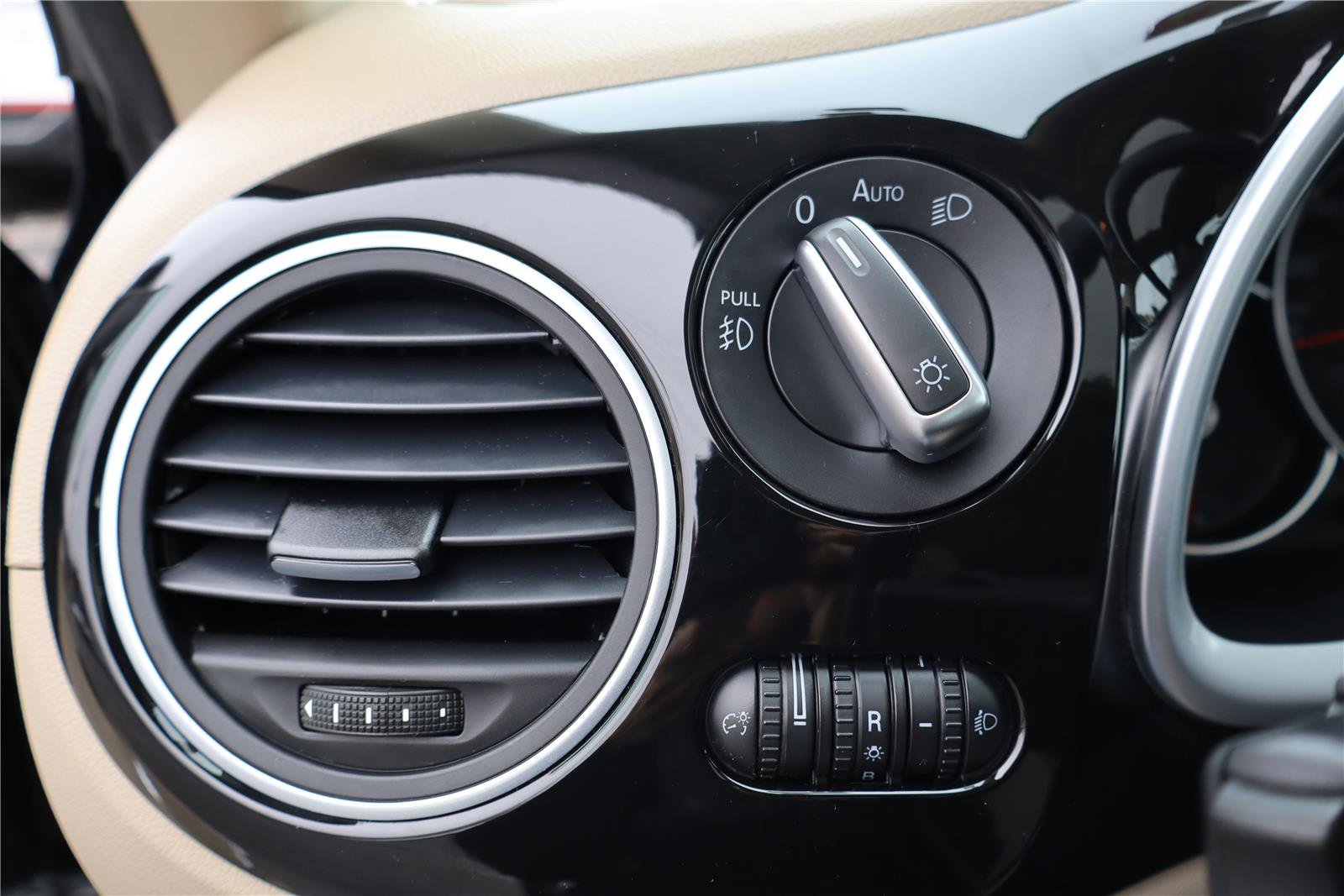 Used 2019 Volkswagen Beetle 2.0T SE w/ SE Premium Package image 16