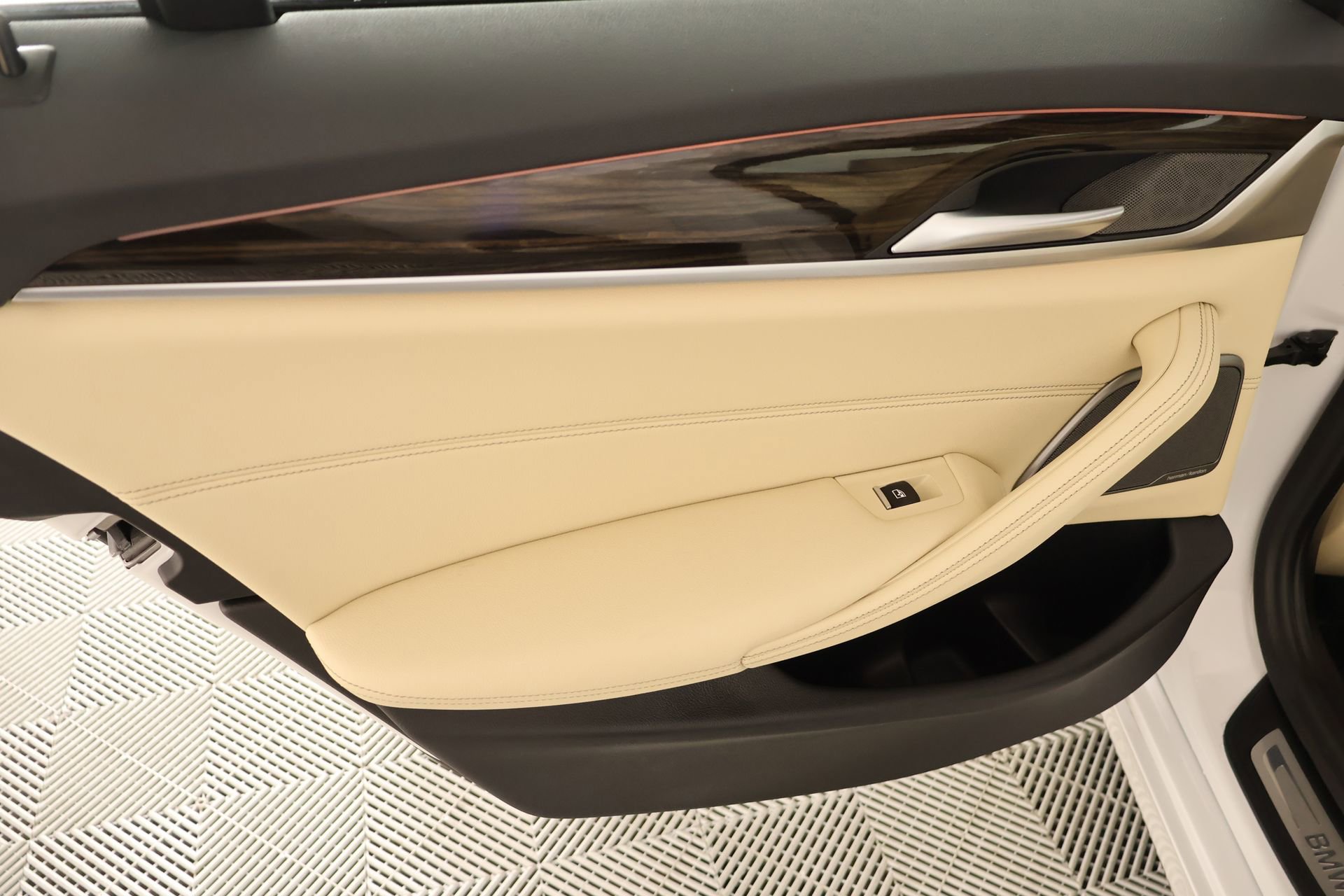 Used 2023 BMW 530i w/ Premium Package image 18