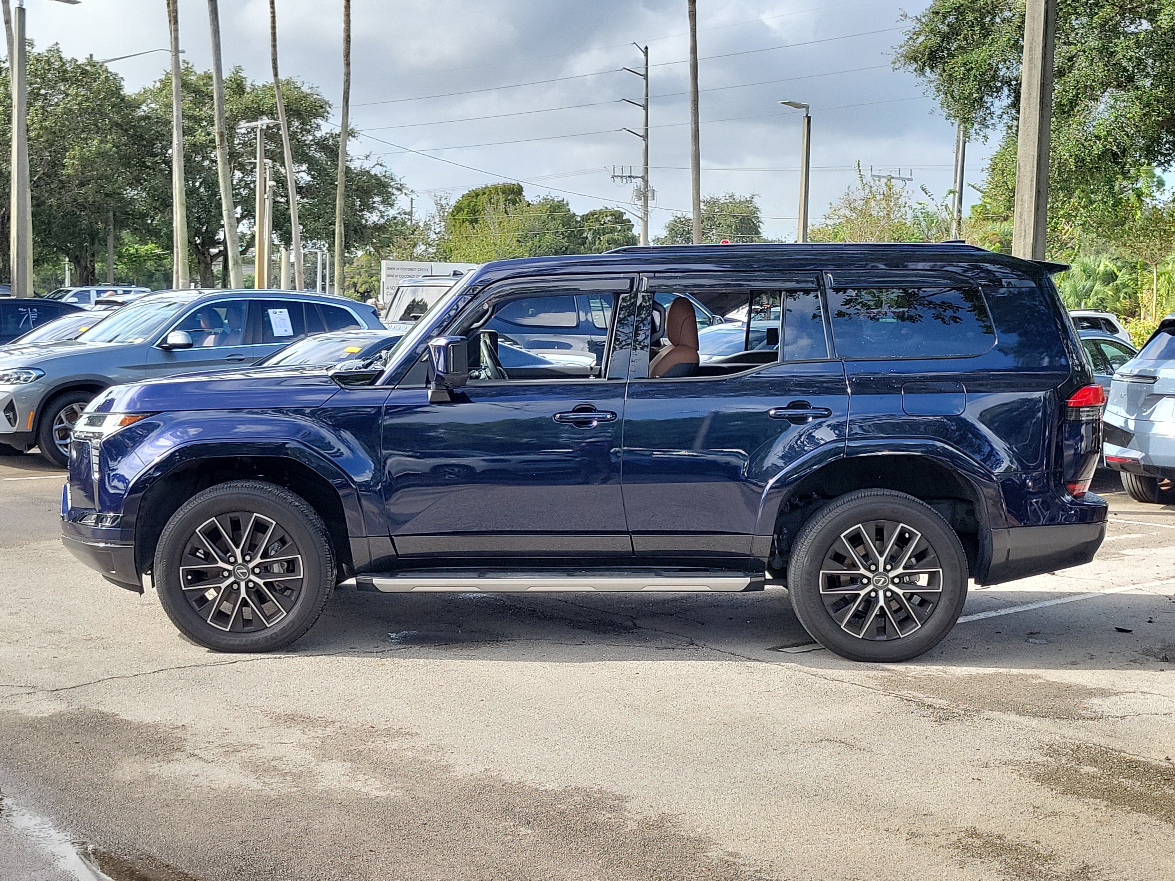 Used 2024 Lexus GX 550 w/ Accessory Package (Z1) AWD/4WD image 3