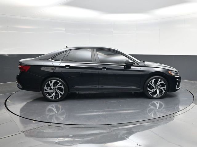 Used 2025 Volkswagen Jetta SEL FWD image 2
