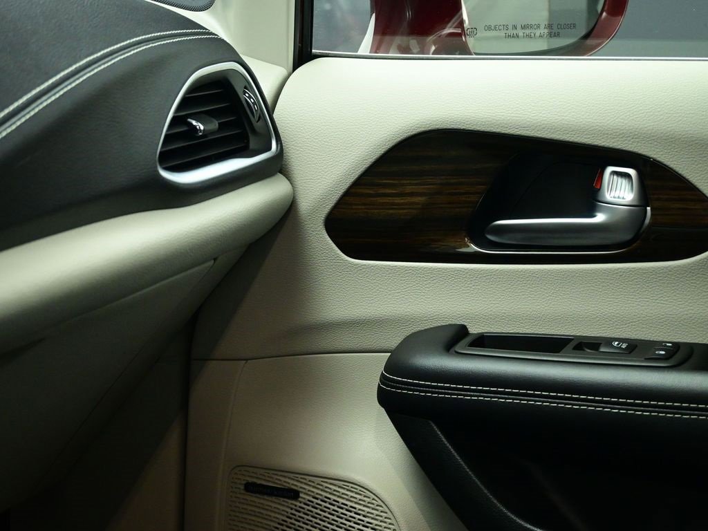 Used 2022 Chrysler Pacifica Limited image 27