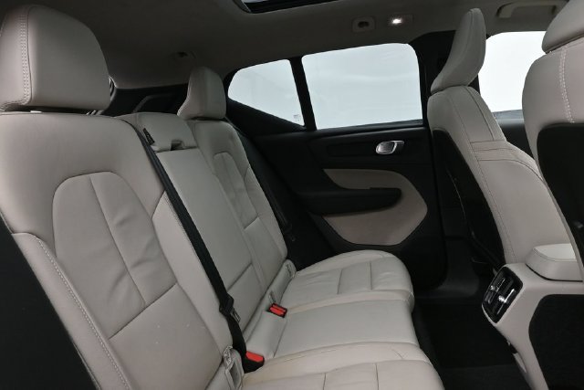 Used 2024 Volvo XC40 B5 Plus AWD/4WD image 31