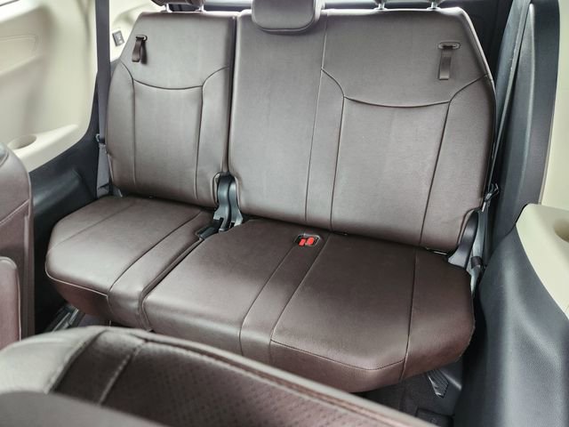 Certified 2024 Toyota Sienna Platinum FWD image 27