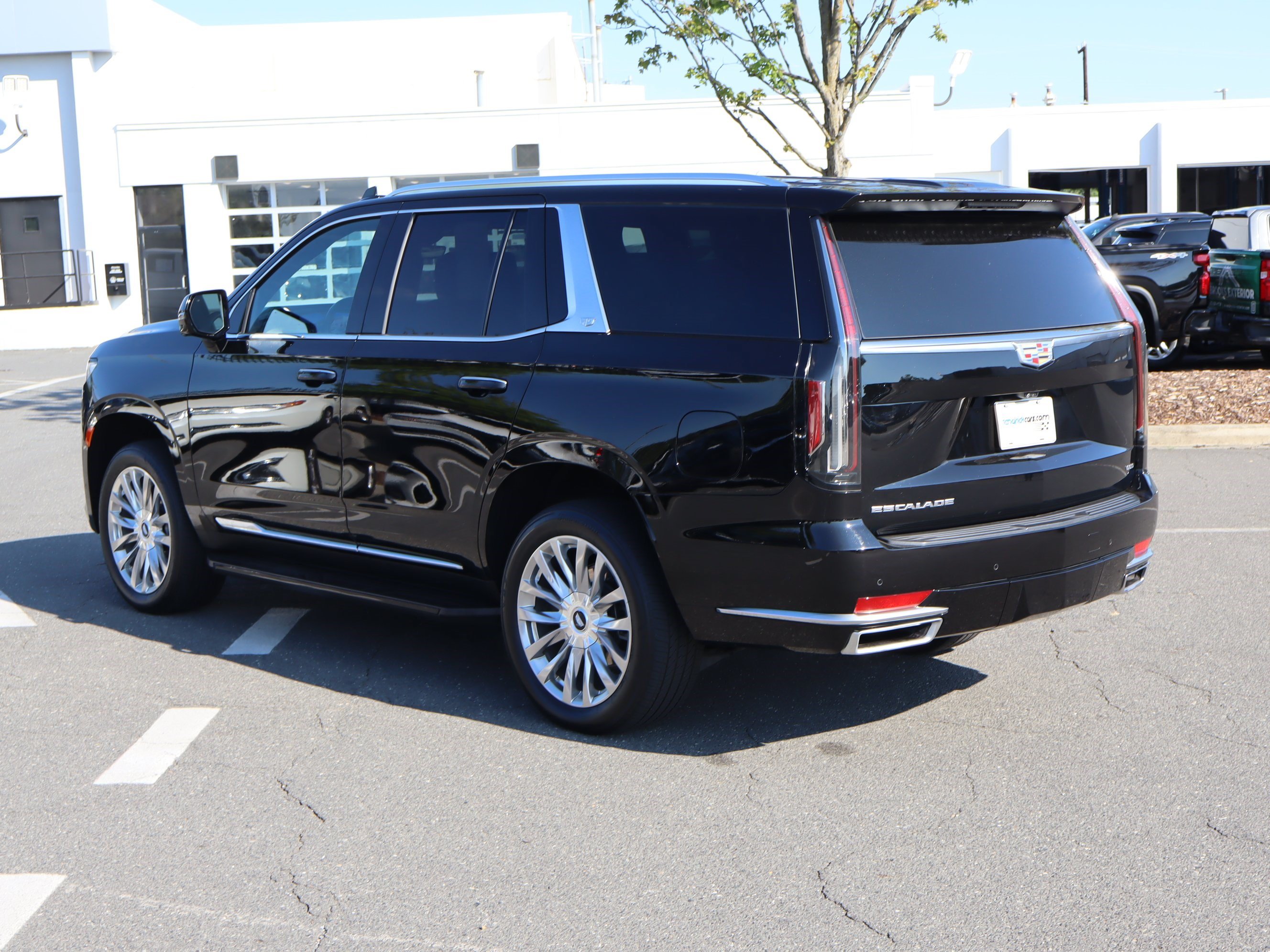Used 2024 Cadillac Escalade Premium Luxury AWD/4WD image 8