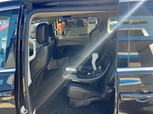 Used 2023 Chrysler Pacifica Touring-L FWD image 17