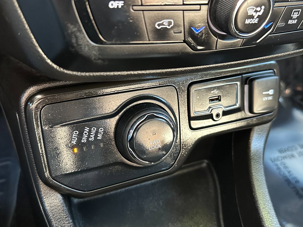 Certified 2023 Jeep Renegade Latitude AWD/4WD image 35