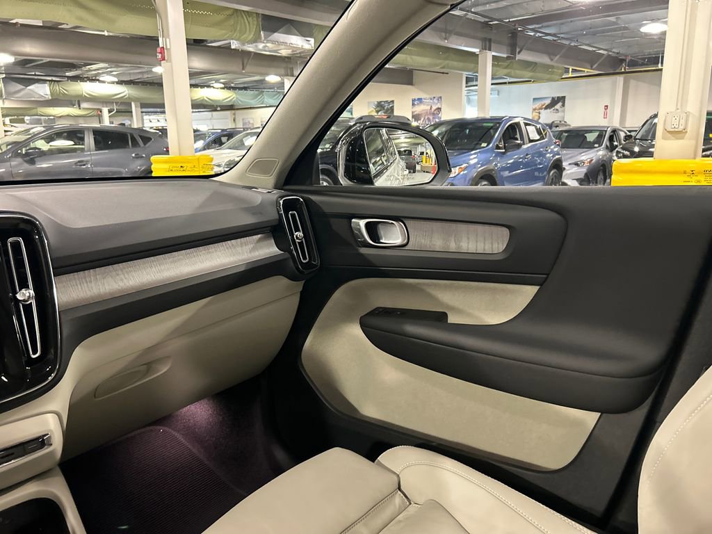 Certified 2023 Volvo XC40 B5 Plus image 25