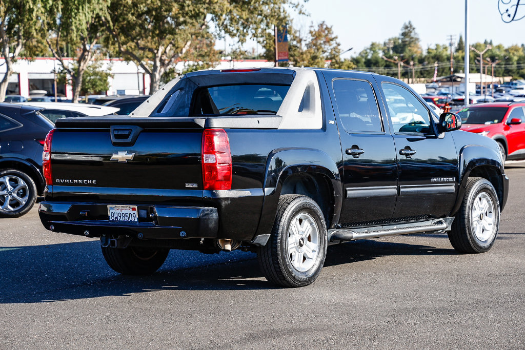 Used 2009 Chevrolet Avalanche LT w/ Suspension Package, Off-Road AWD/4WD image 4