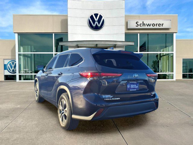 Used 2020 Toyota Highlander XLE image 3