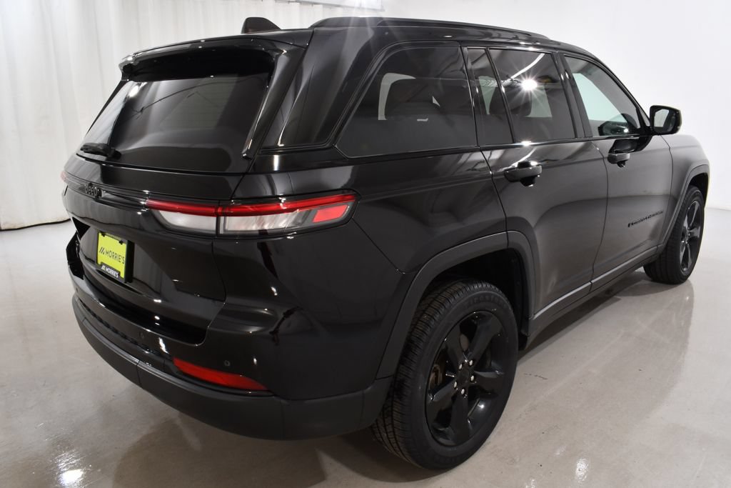 Used 2023 Jeep Grand Cherokee Altitude AWD/4WD image 11