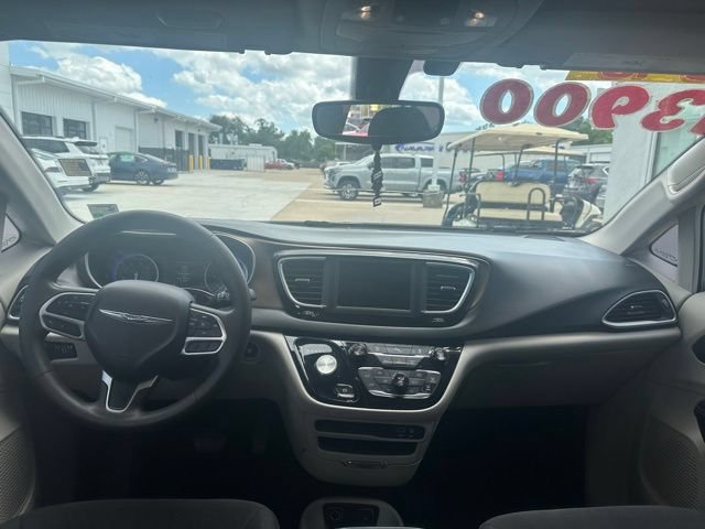 Used 2018 Chrysler Pacifica Touring Plus w/ Tire & Wheel Group FWD image 11