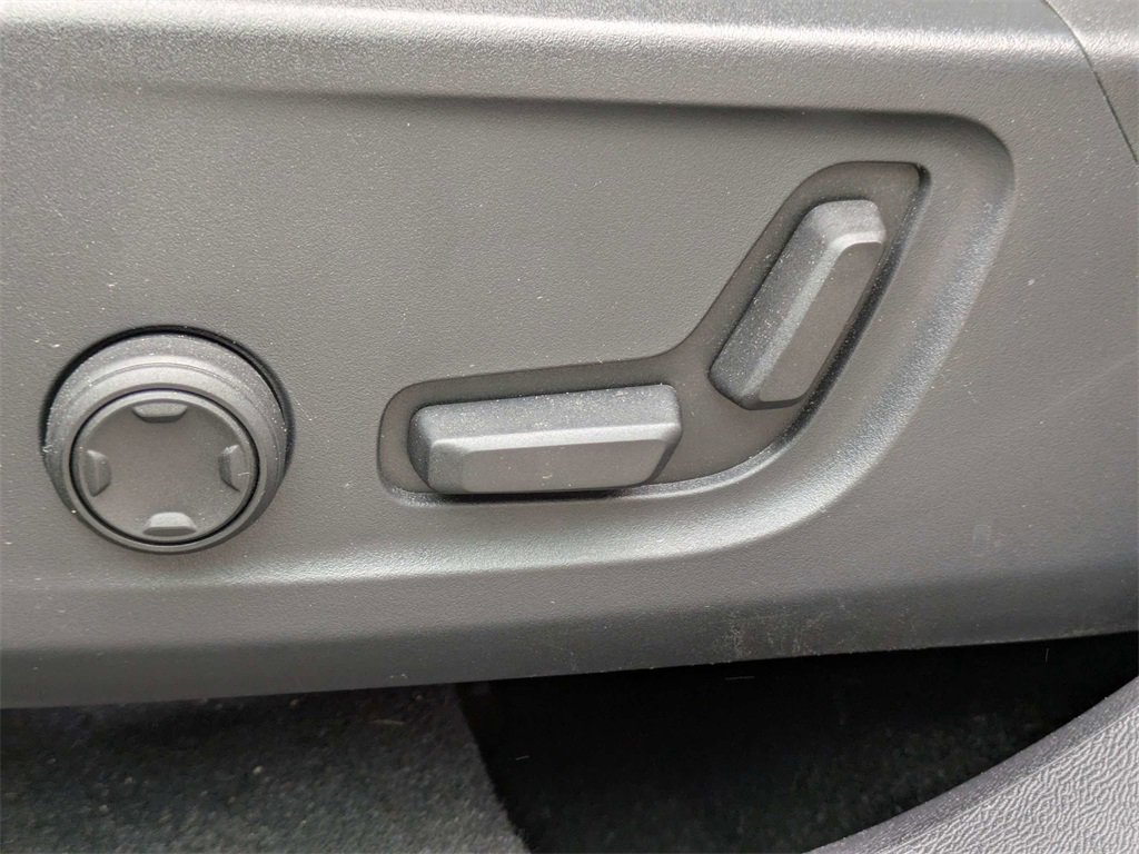 Used 2023 Volvo XC40 B5 Plus AWD/4WD image 19