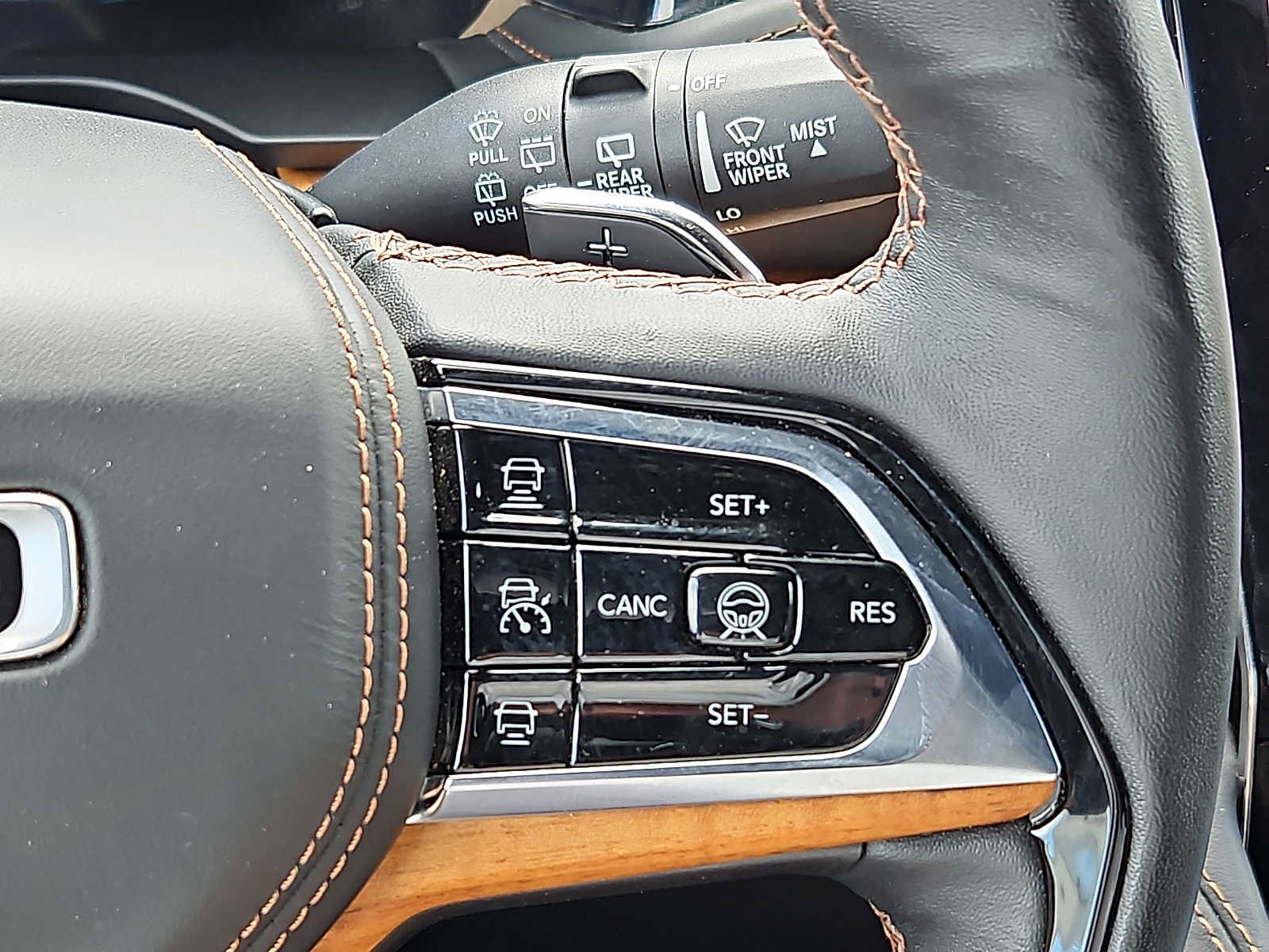 Used 2022 Jeep Grand Cherokee Summit AWD/4WD image 23