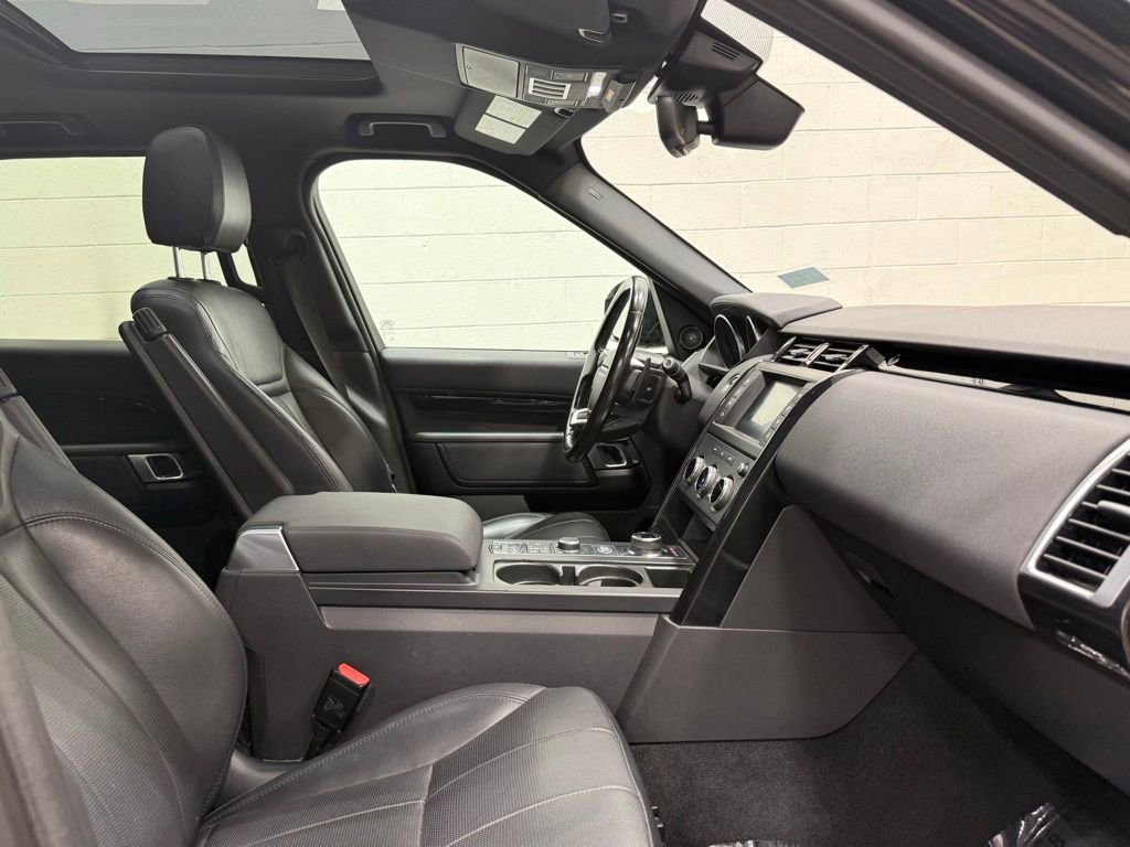 Used 2017 Land Rover Discovery SE image 45