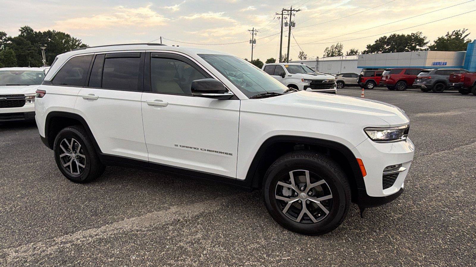 Used 2023 Jeep Grand Cherokee Limited AWD/4WD image 6