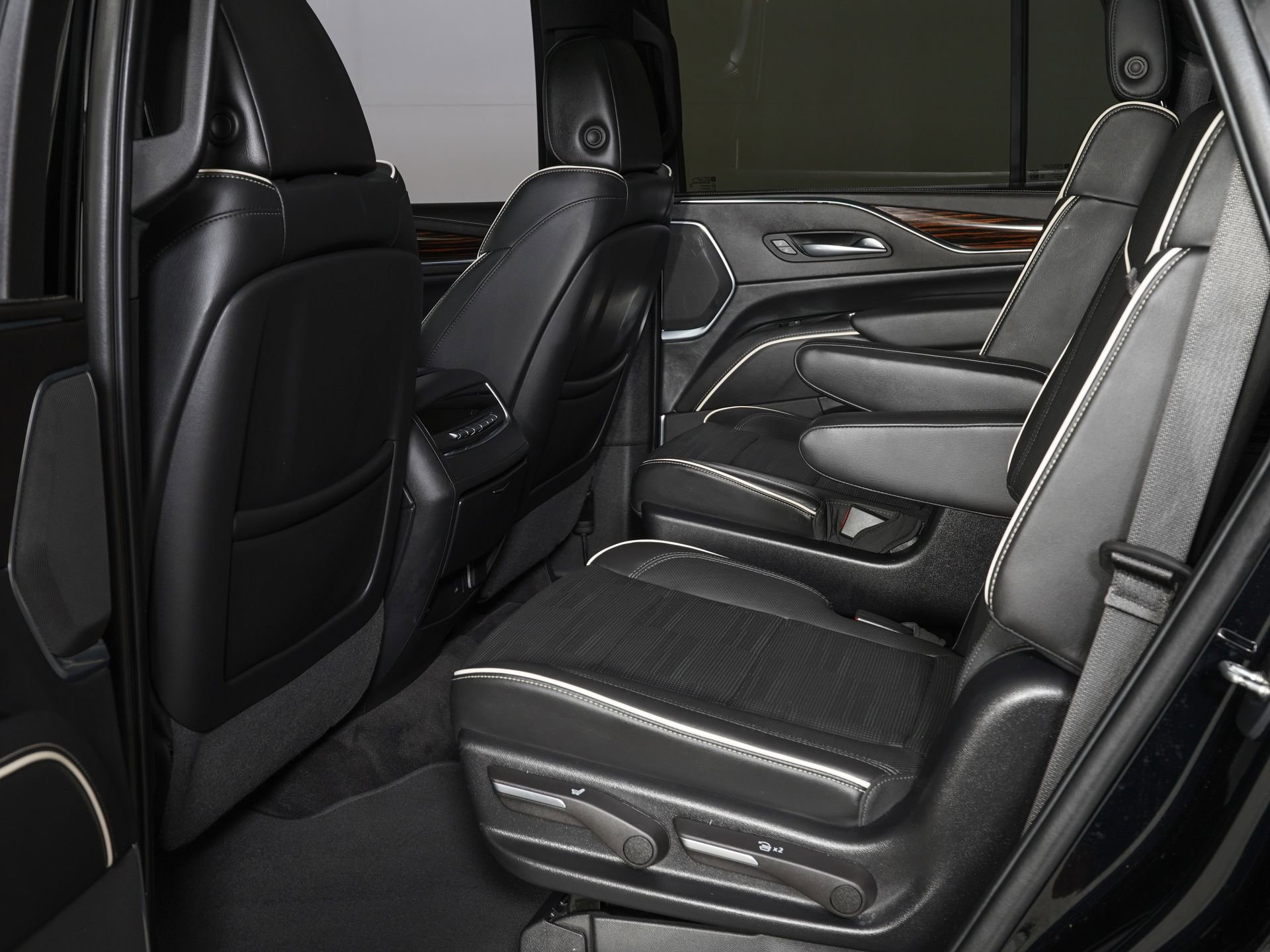 Used 2022 Cadillac Escalade Premium Luxury AWD/4WD image 12