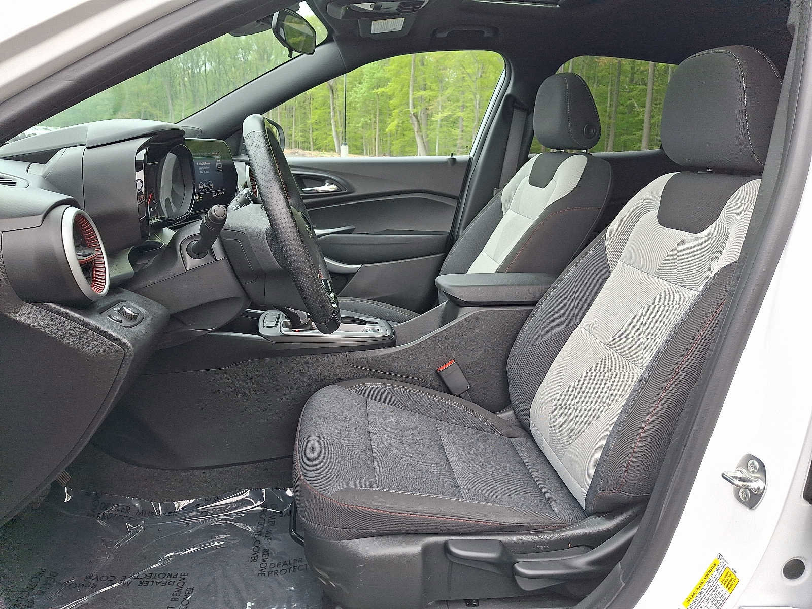 Used 2025 Chevrolet Trax RS w/ Sunroof Package FWD image 14