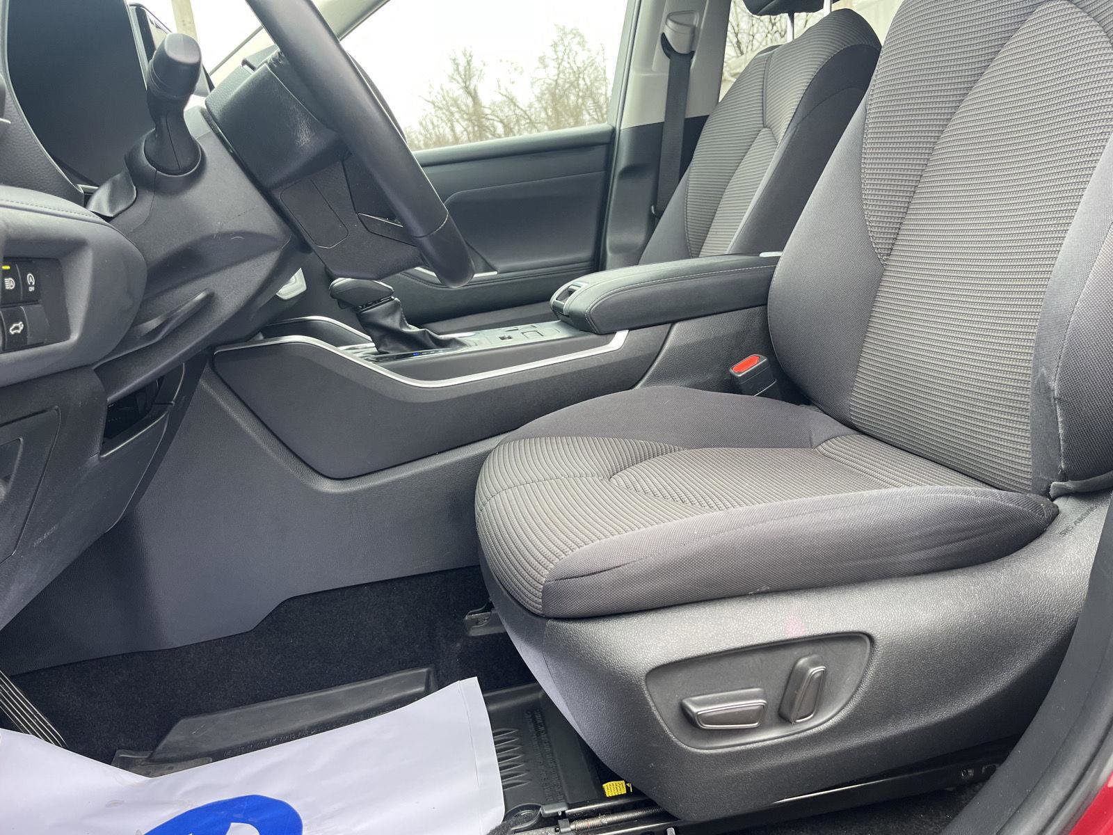 Used 2024 Toyota Highlander LE image 12