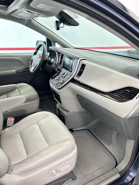 Used 2020 Toyota Sienna XLE w/ XLE Navigation Package image 23