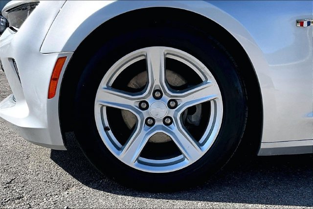 Used 2018 Chevrolet Camaro LT RWD image 31