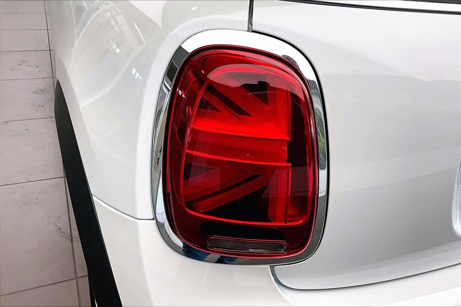 Used 2024 MINI Cooper 2-Door Hardtop w/ Storage Package FWD image 27