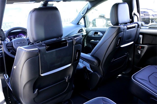 New 2026 Chrysler Pacifica Limited image 18