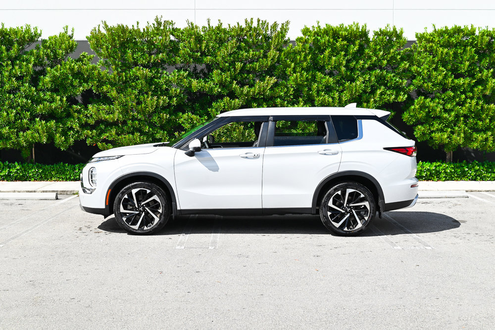Used 2023 Mitsubishi Outlander SE Black Edition FWD image 5