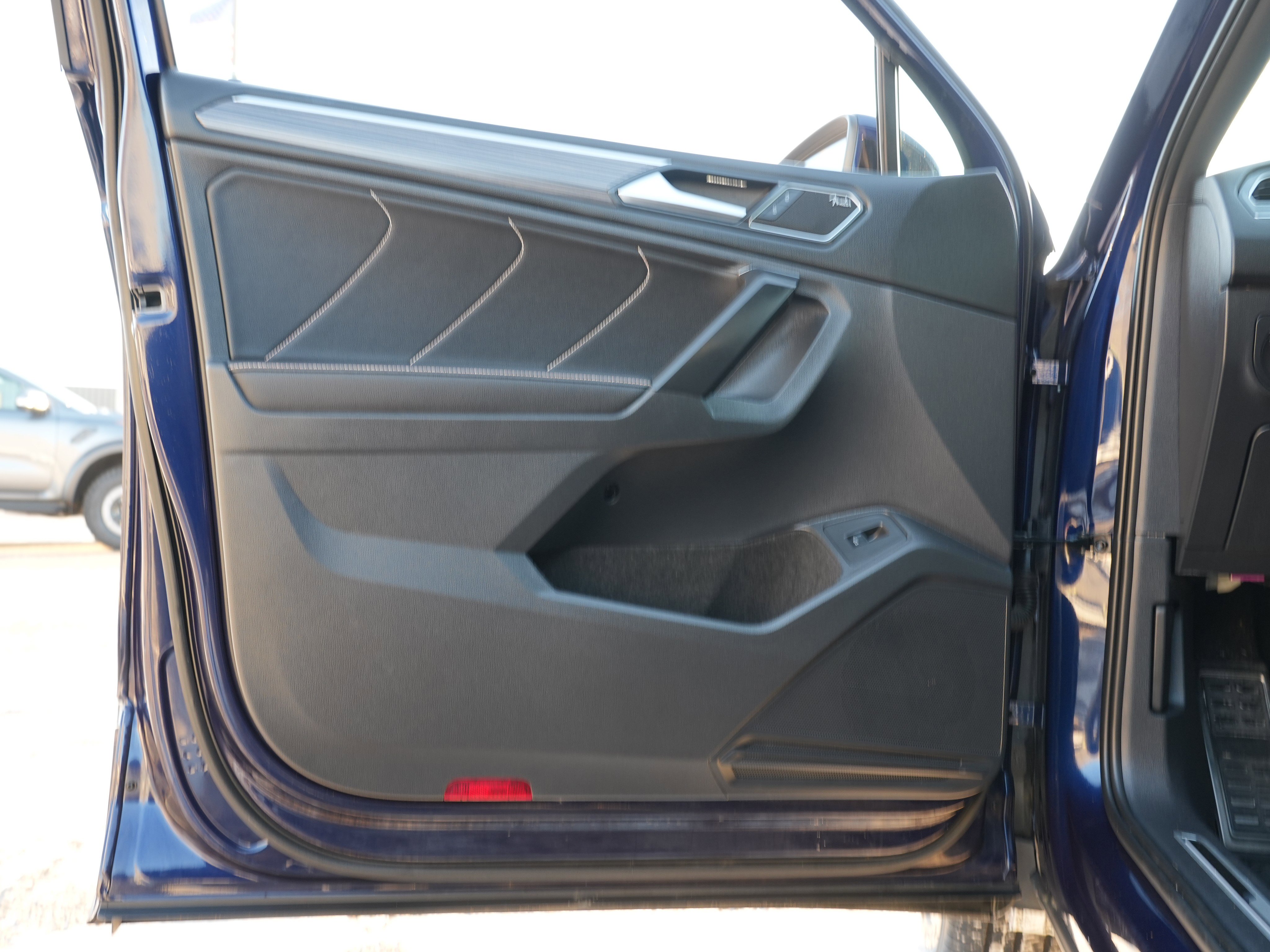 Used 2023 Volkswagen Tiguan SEL R-Line image 17