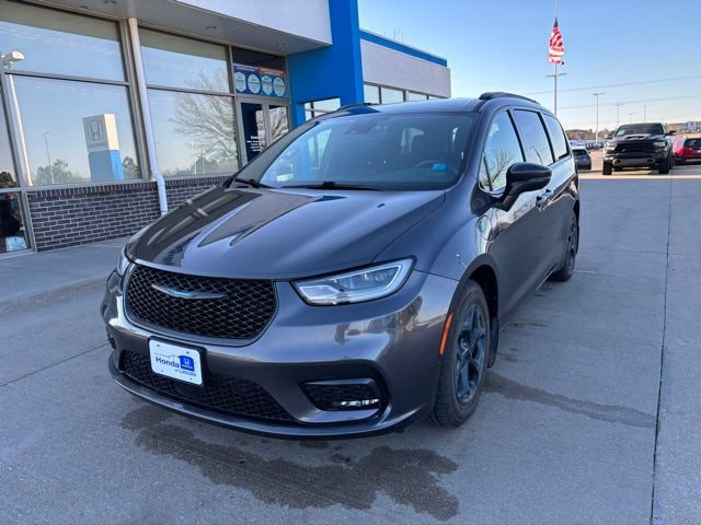 Used 2021 Chrysler Pacifica Touring-L w/ S Appearance Package image 1