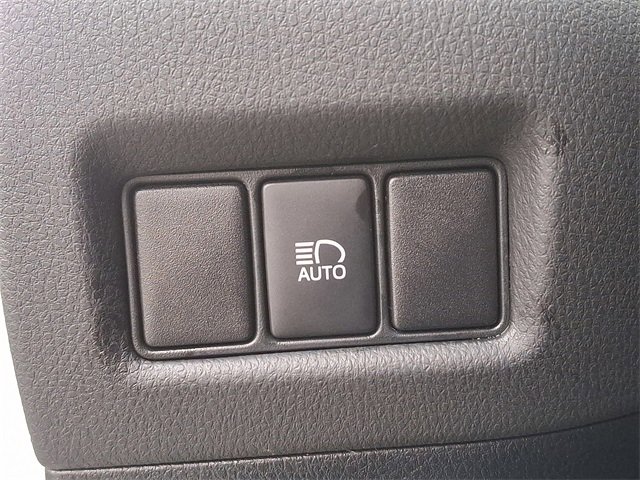 Used 2018 Toyota C-HR XLE image 22