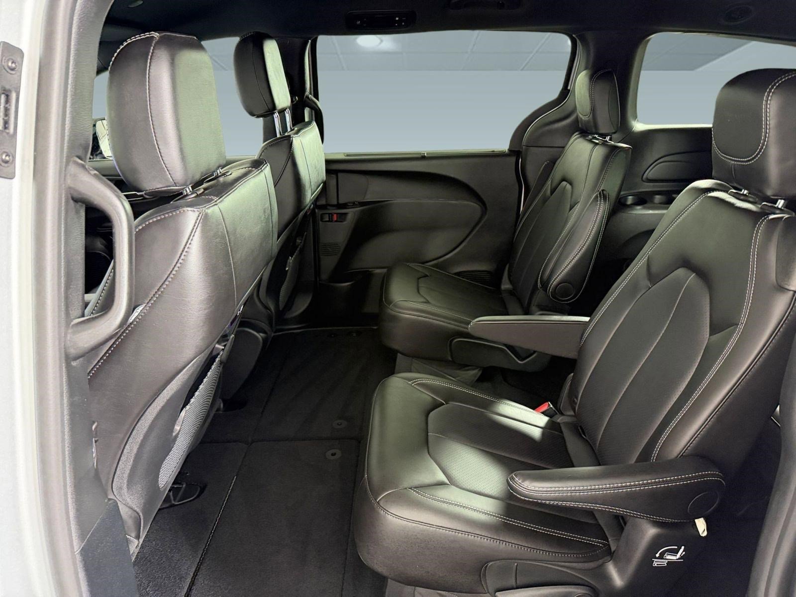 Used 2026 Chrysler Pacifica Select image 13