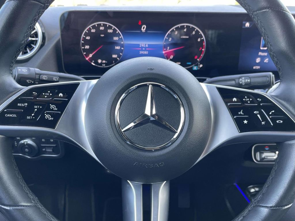 Used 2025 Mercedes-Benz GLA 250 4MATIC image 23