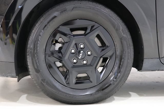 Used 2025 Kia Carnival FWD image 11